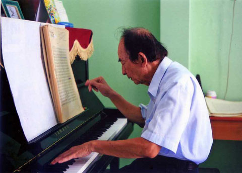 Le musicien Nguyen Van Nam